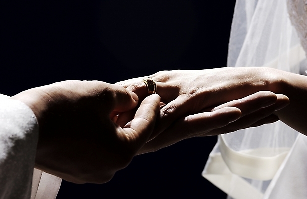 포토 JPG 스튜디오촬영 손 커플 여자 남자 신부 한쌍 웨딩드레스 포즈 신랑 결혼 사람 정장 턱시도 두명 신체부위 촬영 반지 건배 언약 국내포토 드레스 옷 장신구 관계 실내 이벤트 파일형식