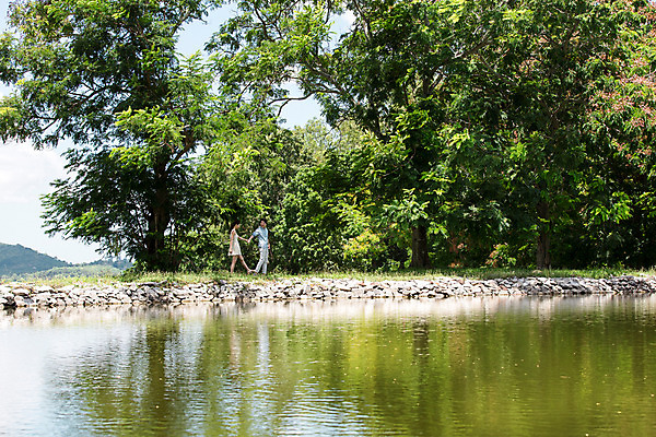 포토 JPG 주간 전신 나무 식물 해외기획촬영 라이프스타일 커플 여자 남자 행복 여유 커플라이프 여행 데이트 모션 태국 함께함 사랑 사람 동양인 20대 성인 야외 두명 옆모습 걷기 손잡기 다정 한국인 연못 2015년태국 청년만 성인만 국내포토 자연요소 감정 아시아 뷰포인트 컨셉 관계 인종 청년 생활 파일형식
