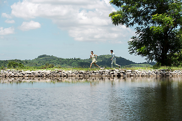 포토 JPG 주간 전신 구름 해외기획촬영 라이프스타일 커플 여자 남자 행복 여유 커플라이프 여행 데이트 모션 하늘 함께함 사랑 사람 동양인 20대 성인 야외 두명 옆모습 달리기 다정 한국인 연못 잡기 2015년태국 청년만 성인만 국내포토 자연요소 감정 뷰포인트 컨셉 관계 인종 청년 생활 파일형식