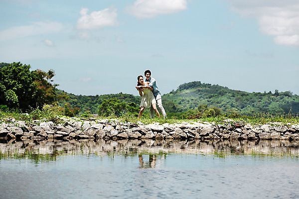 포토 JPG 주간 전신 구름 해외기획촬영 라이프스타일 커플 여자 남자 행복 여유 커플라이프 여행 데이트 안기 모션 하늘 함께함 사랑 서기 사람 동양인 20대 성인 야외 두명 앞모습 다정 한국인 연못 잡기 2015년태국 청년만 성인만 국내포토 자연요소 감정 뷰포인트 컨셉 관계 인종 청년 생활 파일형식