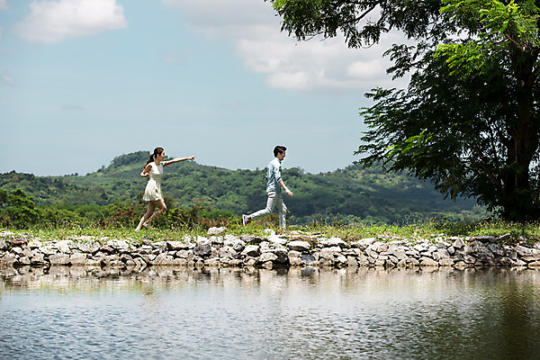 포토 JPG 주간 전신 나무 식물 해외기획촬영 라이프스타일 커플 여자 남자 행복 여유 커플라이프 여행 데이트 모션 함께함 사랑 사람 동양인 손짓 20대 성인 야외 두명 옆모습 달리기 다정 한국인 연못 잡기 2015년태국 청년만 성인만 국내포토 자연요소 감정 뷰포인트 컨셉 관계 인종 청년 생활 파일형식