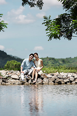 포토 JPG 주간 전신 해외기획촬영 라이프스타일 커플 여자 남자 행복 여유 커플라이프 여행 데이트 모션 하늘 휴식 함께함 사랑 미소 사람 앉기 동양인 20대 성인 야외 두명 앞모습 기댐 다정 한국인 연못 2015년태국 청년만 성인만 국내포토 자연요소 감정 뷰포인트 컨셉 관계 표정 인종 청년 생활 파일형식