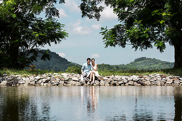 포토 JPG 주간 전신 해외기획촬영 라이프스타일 커플 여자 남자 행복 여유 커플라이프 여행 데이트 모션 함께함 사랑 미소 사람 앉기 동양인 20대 성인 야외 두명 앞모습 기댐 다정 한국인 연못 2015년태국 청년만 성인만 국내포토 자연요소 감정 뷰포인트 컨셉 관계 표정 인종 청년 생활 파일형식