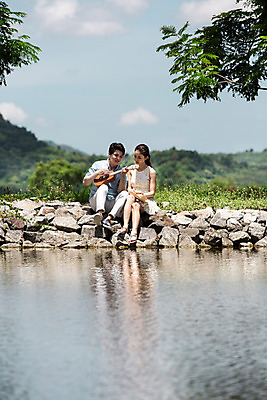 포토 JPG 주간 전신 해외기획촬영 라이프스타일 커플 여자 남자 행복 여유 악기 커플라이프 여행 연주 데이트 모션 함께함 사랑 들기 사람 앉기 동양인 20대 성인 야외 두명 앞모습 다정 한국인 연못 우쿨렐레 2015년태국 청년만 성인만 국내포토 자연요소 감정 음악 뷰포인트 컨셉 관계 현악기 인종 청년 생활 파일형식