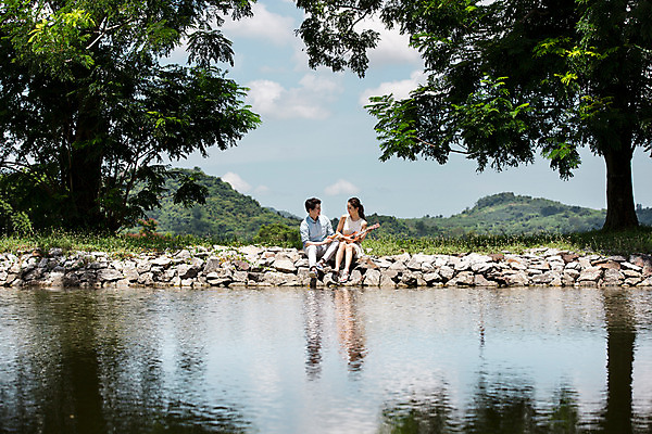 포토 JPG 주간 전신 해외기획촬영 라이프스타일 커플 여자 남자 행복 여유 악기 커플라이프 여행 연주 데이트 모션 함께함 사랑 들기 사람 앉기 동양인 20대 성인 야외 두명 앞모습 다정 한국인 연못 우쿨렐레 2015년태국 청년만 성인만 국내포토 자연요소 감정 음악 뷰포인트 컨셉 관계 현악기 인종 청년 생활 파일형식