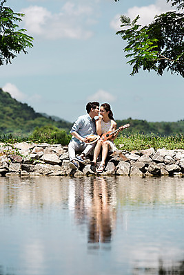 포토 JPG 주간 전신 해외기획촬영 라이프스타일 커플 여자 남자 행복 여유 악기 커플라이프 여행 연주 데이트 모션 키스 함께함 사랑 들기 사람 앉기 동양인 20대 성인 야외 두명 앞모습 다정 한국인 연못 우쿨렐레 2015년태국 청년만 성인만 국내포토 자연요소 감정 음악 뷰포인트 컨셉 관계 현악기 인종 청년 생활 애정표현 파일형식