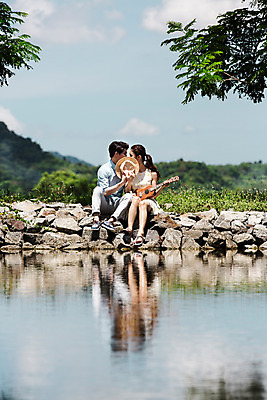 포토 JPG 주간 전신 해외기획촬영 모자 라이프스타일 커플 여자 남자 행복 여유 악기 커플라이프 여행 연주 데이트 모션 키스 함께함 사랑 들기 사람 앉기 동양인 20대 성인 야외 두명 앞모습 다정 한국인 가림 연못 우쿨렐레 2015년태국 청년만 성인만 국내포토 자연요소 잡화 감정 음악 뷰포인트 컨셉 관계 현악기 인종 청년 생활 애정표현 파일형식
