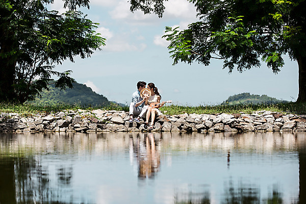 포토 JPG 주간 전신 해외기획촬영 모자 라이프스타일 커플 여자 남자 행복 여유 악기 커플라이프 여행 연주 데이트 모션 키스 함께함 사랑 들기 사람 앉기 동양인 20대 성인 야외 두명 앞모습 다정 한국인 연못 우쿨렐레 2015년태국 청년만 성인만 국내포토 자연요소 잡화 감정 음악 뷰포인트 컨셉 관계 현악기 인종 청년 생활 애정표현 파일형식