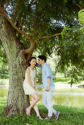 포토 JPG 주간 전신 나무 식물 해외기획촬영 라이프스타일 커플 여자 남자 행복 여유 커플라이프 여행 데이트 모션 함께함 대화 사랑 서기 사람 동양인 20대 성인 야외 두명 앞모습 옆모습 기댐 다정 한국인 연못 2015년태국 청년만 성인만 국내포토 자연요소 감정 뷰포인트 컨셉 관계 말하기 인종 청년 생활 파일형식
