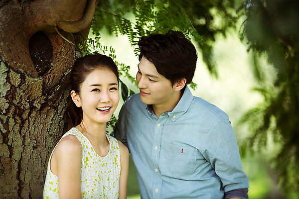 포토 JPG 주간 나무 식물 해외기획촬영 라이프스타일 커플 여자 남자 행복 여유 커플라이프 여행 데이트 모션 함께함 사랑 서기 미소 사람 동양인 상반신 20대 성인 야외 두명 앞모습 다정 한국인 2015년태국 청년만 성인만 국내포토 자연요소 감정 뷰포인트 컨셉 관계 표정 인종 청년 생활 파일형식