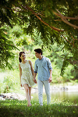 포토 JPG 주간 전신 식물 해외기획촬영 라이프스타일 커플 여자 남자 행복 여유 커플라이프 여행 데이트 모션 함께함 사랑 미소 사람 동양인 20대 성인 야외 두명 앞모습 걷기 손잡기 다정 산책 한국인 숲 2015년태국 청년만 성인만 국내포토 자연요소 감정 뷰포인트 컨셉 관계 휴식 표정 인종 청년 생활 파일형식