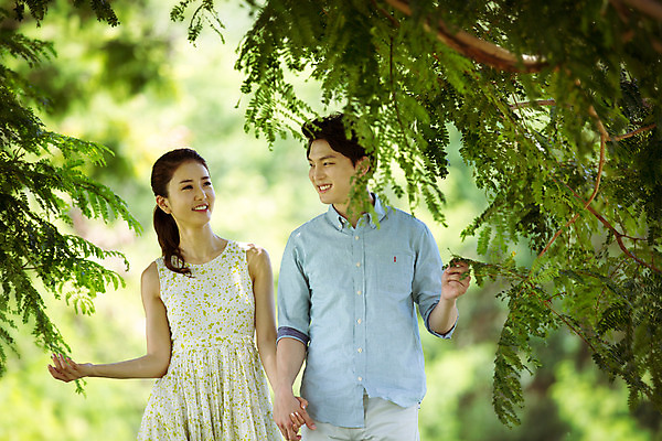 포토 JPG 주간 식물 해외기획촬영 라이프스타일 커플 여자 남자 행복 여유 커플라이프 여행 데이트 모션 함께함 사랑 미소 사람 동양인 손짓 상반신 20대 성인 야외 두명 앞모습 걷기 손잡기 다정 산책 한국인 연못 숲 2015년태국 청년만 성인만 국내포토 자연요소 감정 뷰포인트 컨셉 관계 휴식 표정 인종 청년 생활 파일형식