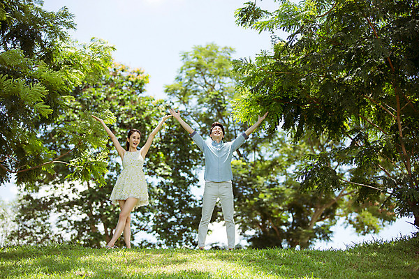 포토 JPG 주간 전신 나무 식물 해외기획촬영 라이프스타일 커플 여자 남자 행복 여유 커플라이프 여행 데이트 모션 팔벌리기 함께함 사랑 서기 사람 동양인 손짓 20대 성인 야외 두명 앞모습 다정 한국인 동산 2015년태국 청년만 성인만 국내포토 자연요소 감정 뷰포인트 컨셉 관계 인종 청년 생활 파일형식