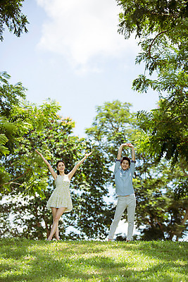 포토 JPG 주간 전신 나무 식물 해외기획촬영 라이프스타일 커플 여자 남자 행복 여유 커플라이프 여행 데이트 모션 함께함 사랑 서기 사람 동양인 손짓 20대 성인 야외 두명 앞모습 다정 한국인 동산 손뻗기 2015년태국 청년만 성인만 국내포토 자연요소 감정 뷰포인트 컨셉 관계 인종 청년 생활 파일형식