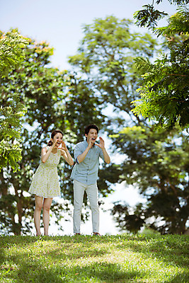 포토 JPG 주간 전신 나무 식물 해외기획촬영 라이프스타일 커플 여자 남자 행복 여유 커플라이프 여행 데이트 모션 함께함 사랑 서기 사람 동양인 손짓 20대 성인 야외 두명 앞모습 다정 외침 한국인 동산 2015년태국 청년만 성인만 국내포토 자연요소 감정 뷰포인트 컨셉 관계 인종 청년 생활 소리 파일형식