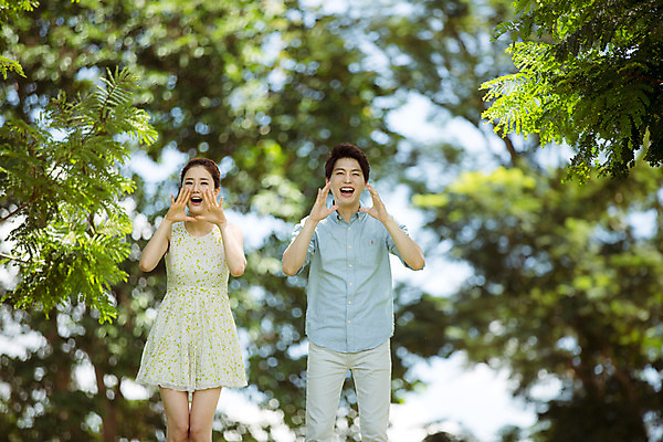 포토 JPG 주간 나무 식물 해외기획촬영 라이프스타일 커플 여자 남자 행복 여유 커플라이프 여행 데이트 모션 함께함 사랑 서기 미소 사람 동양인 손짓 상반신 20대 성인 야외 두명 앞모습 다정 외침 한국인 동산 2015년태국 청년만 성인만 국내포토 자연요소 감정 뷰포인트 컨셉 관계 표정 인종 청년 생활 소리 파일형식