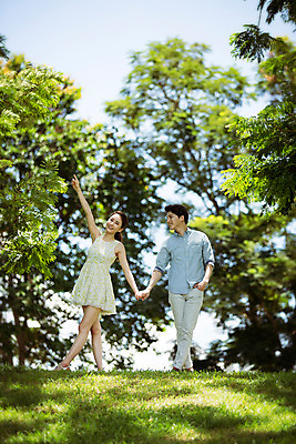 포토 JPG 주간 전신 나무 식물 해외기획촬영 라이프스타일 커플 여자 남자 행복 여유 커플라이프 여행 데이트 모션 함께함 사랑 서기 사람 동양인 20대 성인 야외 두명 앞모습 손들기 손잡기 다정 한국인 동산 2015년태국 청년만 성인만 국내포토 자연요소 감정 뷰포인트 컨셉 관계 인종 청년 생활 파일형식