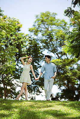 포토 JPG 주간 전신 나무 식물 해외기획촬영 라이프스타일 커플 여자 남자 행복 여유 커플라이프 여행 데이트 모션 함께함 사랑 서기 미소 사람 동양인 20대 성인 야외 두명 앞모습 손잡기 다정 한국인 동산 2015년태국 청년만 성인만 국내포토 자연요소 감정 뷰포인트 컨셉 관계 표정 인종 청년 생활 파일형식