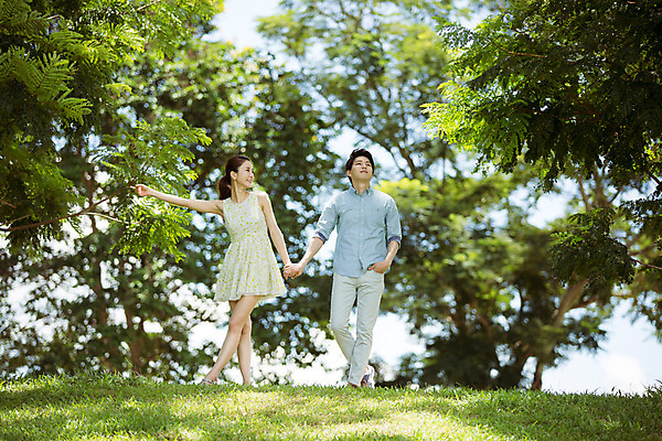 포토 JPG 주간 전신 나무 식물 해외기획촬영 라이프스타일 커플 여자 남자 행복 여유 커플라이프 여행 데이트 모션 함께함 사랑 서기 사람 동양인 손짓 20대 성인 야외 두명 앞모습 손잡기 다정 한국인 동산 손뻗기 2015년태국 청년만 성인만 국내포토 자연요소 감정 뷰포인트 컨셉 관계 인종 청년 생활 파일형식