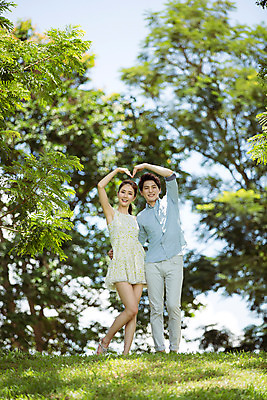 포토 JPG 주간 전신 나무 식물 해외기획촬영 라이프스타일 커플 여자 남자 행복 여유 커플라이프 여행 허리손 데이트 모션 함께함 사랑 서기 사람 동양인 손짓 20대 성인 야외 두명 앞모습 다정 한국인 하트 동산 2015년태국 청년만 성인만 국내포토 자연요소 모양 감정 뷰포인트 포즈 컨셉 관계 인종 청년 생활 파일형식