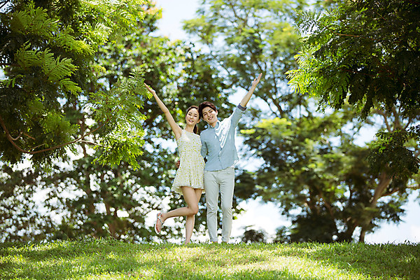포토 JPG 주간 전신 나무 식물 해외기획촬영 라이프스타일 커플 여자 남자 행복 여유 커플라이프 여행 허리손 데이트 모션 함께함 사랑 서기 사람 동양인 손짓 20대 성인 야외 두명 앞모습 다정 한국인 동산 손뻗기 2015년태국 청년만 성인만 국내포토 자연요소 감정 뷰포인트 포즈 컨셉 관계 인종 청년 생활 파일형식