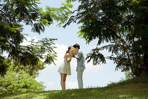 포토 JPG 주간 전신 나무 식물 구름 해외기획촬영 모자 라이프스타일 커플 여자 남자 행복 여유 커플라이프 여행 데이트 모션 키스 함께함 사랑 서기 사람 동양인 20대 성인 야외 두명 옆모습 다정 한국인 가림 동산 2015년태국 청년만 성인만 국내포토 자연요소 잡화 감정 뷰포인트 컨셉 관계 인종 청년 생활 애정표현 파일형식