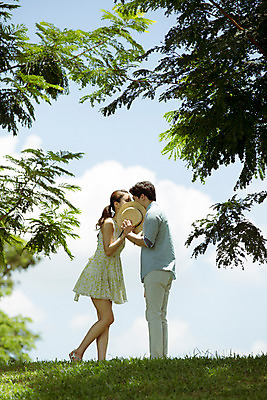 포토 JPG 주간 전신 나무 식물 구름 해외기획촬영 모자 라이프스타일 커플 여자 남자 행복 여유 커플라이프 여행 데이트 모션 키스 함께함 사랑 서기 사람 동양인 20대 성인 야외 두명 옆모습 다정 한국인 가림 동산 2015년태국 청년만 성인만 국내포토 자연요소 잡화 감정 뷰포인트 컨셉 관계 인종 청년 생활 애정표현 파일형식