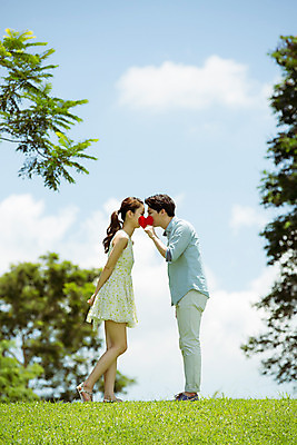 포토 JPG 주간 전신 해외기획촬영 라이프스타일 커플 여자 남자 행복 여유 커플라이프 여행 데이트 모션 키스 함께함 사랑 서기 들기 사람 동양인 20대 성인 야외 두명 옆모습 다정 한국인 하트 가림 동산 2015년태국 청년만 성인만 국내포토 자연요소 모양 감정 뷰포인트 컨셉 관계 인종 청년 생활 애정표현 파일형식