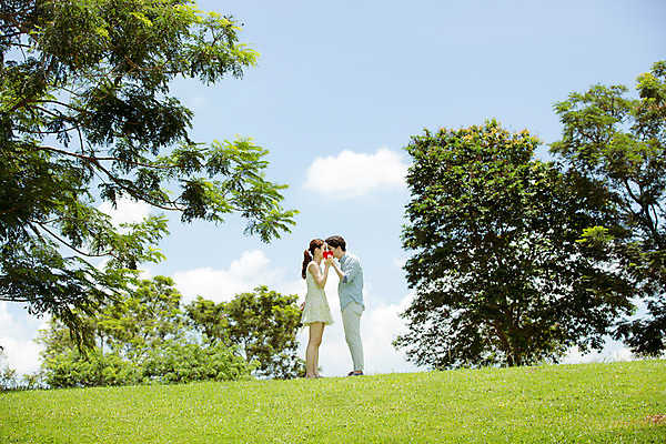 포토 JPG 주간 전신 나무 식물 해외기획촬영 라이프스타일 커플 여자 남자 행복 여유 커플라이프 여행 데이트 모션 키스 함께함 사랑 서기 들기 사람 동양인 20대 성인 야외 두명 옆모습 다정 한국인 하트 가림 동산 2015년태국 청년만 성인만 국내포토 자연요소 모양 감정 뷰포인트 컨셉 관계 인종 청년 생활 애정표현 파일형식