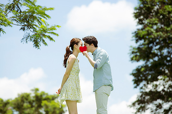 포토 JPG 주간 해외기획촬영 라이프스타일 커플 여자 남자 행복 여유 커플라이프 여행 데이트 모션 키스 함께함 사랑 서기 들기 사람 동양인 상반신 20대 성인 야외 두명 옆모습 다정 한국인 하트 가림 동산 2015년태국 청년만 성인만 국내포토 자연요소 모양 감정 뷰포인트 컨셉 관계 인종 청년 생활 애정표현 파일형식