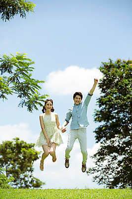 포토 JPG 주간 전신 나무 식물 구름 해외기획촬영 라이프스타일 커플 여자 남자 행복 여유 커플라이프 데이트 모션 하늘 함께함 사랑 미소 사람 동양인 손짓 20대 성인 야외 두명 앞모습 손잡기 점프 다정 한국인 동산 2015년태국 청년만 성인만 국내포토 자연요소 감정 뷰포인트 컨셉 관계 표정 인종 청년 생활 파일형식