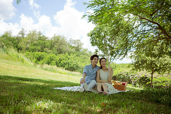 포토 JPG 주간 전신 나무 식물 해외기획촬영 라이프스타일 커플 여자 남자 행복 여유 커플라이프 여행 데이트 모션 어깨동무 휴식 함께함 사랑 사람 앉기 동양인 잔디 20대 성인 야외 두명 앞모습 다정 한국인 돗자리 2015년태국 청년만 성인만 국내포토 자연요소 감정 뷰포인트 포즈 컨셉 관계 인종 청년 생활 파일형식