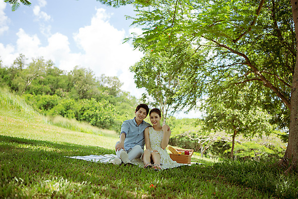 포토 JPG 주간 전신 나무 식물 해외기획촬영 라이프스타일 커플 공원 여자 남자 행복 여유 커플라이프 여행 데이트 모션 휴식 함께함 사랑 미소 사람 앉기 동양인 잔디 20대 성인 야외 두명 앞모습 다정 한국인 돗자리 2015년태국 청년만 성인만 국내포토 자연요소 공공시설 감정 뷰포인트 컨셉 관계 표정 인종 청년 생활 파일형식