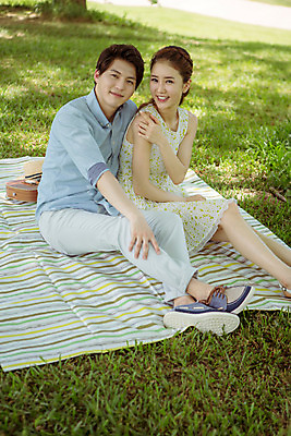 포토 JPG 주간 전신 식물 해외기획촬영 라이프스타일 커플 공원 여자 남자 행복 여유 커플라이프 여행 데이트 모션 휴식 함께함 사랑 미소 사람 앉기 동양인 잔디 20대 성인 야외 두명 앞모습 다정 한국인 돗자리 2015년태국 청년만 성인만 국내포토 자연요소 공공시설 감정 뷰포인트 컨셉 관계 표정 인종 청년 생활 파일형식