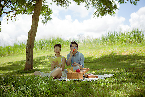 포토 JPG 주간 전신 나무 식물 해외기획촬영 라이프스타일 커플 공원 여자 남자 행복 여유 커플라이프 여행 데이트 모션 놀이 휴식 함께함 사랑 들기 사람 앉기 동양인 잔디 20대 성인 야외 두명 앞모습 책 다정 한국인 비눗방울 그늘 불기 읽기 돗자리 2015년태국 청년만 성인만 국내포토 자연요소 공공시설 감정 뷰포인트 컨셉 관계 인종 청년 생활 파일형식