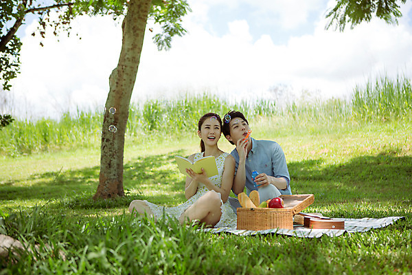 포토 JPG 주간 전신 나무 식물 해외기획촬영 라이프스타일 커플 공원 여자 남자 행복 여유 커플라이프 여행 데이트 모션 놀이 휴식 함께함 사랑 미소 들기 사람 앉기 동양인 잔디 20대 성인 야외 두명 앞모습 책 다정 한국인 비눗방울 그늘 불기 돗자리 2015년태국 청년만 성인만 국내포토 자연요소 공공시설 감정 뷰포인트 컨셉 관계 표정 인종 청년 생활 파일형식