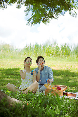 포토 JPG 주간 전신 해외기획촬영 라이프스타일 커플 공원 여자 남자 행복 여유 커플라이프 여행 데이트 모션 놀이 휴식 함께함 사랑 들기 사람 앉기 동양인 잔디 20대 성인 야외 두명 앞모습 다정 한국인 비눗방울 그늘 불기 돗자리 2015년태국 청년만 성인만 국내포토 자연요소 식물 공공시설 감정 뷰포인트 컨셉 관계 인종 청년 생활 파일형식