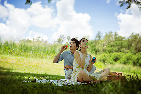 포토 JPG 주간 전신 구름 해외기획촬영 라이프스타일 커플 공원 여자 남자 행복 여유 커플라이프 여행 데이트 모션 놀이 휴식 함께함 사랑 들기 사람 앉기 동양인 잔디 20대 성인 야외 두명 앞모습 다정 한국인 비눗방울 불기 돗자리 2015년태국 청년만 성인만 국내포토 자연요소 식물 공공시설 감정 뷰포인트 컨셉 관계 인종 청년 생활 파일형식