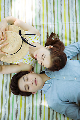 포토 JPG 주간 해외기획촬영 모자 라이프스타일 커플 공원 여자 남자 행복 여유 커플라이프 여행 데이트 모션 휴식 함께함 사랑 미소 들기 사람 동양인 잔디 20대 성인 야외 두명 앞모습 눕기 눈감음 다정 한국인 돗자리 2015년태국 청년만 성인만 국내포토 자연요소 식물 잡화 공공시설 감정 뷰포인트 컨셉 관계 표정 인종 청년 생활 파일형식