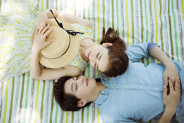 포토 JPG 주간 해외기획촬영 모자 라이프스타일 커플 공원 여자 남자 행복 여유 커플라이프 여행 데이트 모션 휴식 함께함 사랑 사람 동양인 잔디 20대 성인 야외 두명 앞모습 눕기 눈감음 다정 한국인 돗자리 2015년태국 청년만 성인만 국내포토 자연요소 식물 잡화 공공시설 감정 뷰포인트 컨셉 관계 인종 청년 생활 파일형식