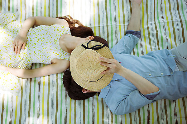 포토 JPG 주간 해외기획촬영 모자 라이프스타일 커플 공원 여자 남자 행복 여유 커플라이프 여행 데이트 모션 휴식 함께함 사랑 들기 사람 동양인 잔디 상반신 20대 성인 야외 두명 앞모습 눕기 다정 한국인 돗자리 2015년태국 청년만 성인만 국내포토 자연요소 식물 잡화 공공시설 감정 뷰포인트 컨셉 관계 인종 청년 생활 파일형식