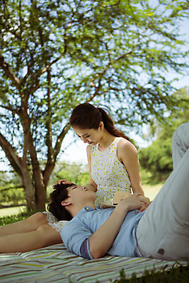 포토 JPG 주간 해외기획촬영 라이프스타일 커플 공원 여자 남자 행복 여유 커플라이프 여행 데이트 모션 휴식 함께함 사랑 미소 사람 앉기 동양인 잔디 20대 성인 야외 두명 옆모습 눕기 마주보기 다정 한국인 돗자리 2015년태국 청년만 성인만 국내포토 자연요소 식물 공공시설 감정 뷰포인트 컨셉 관계 표정 인종 청년 생활 파일형식