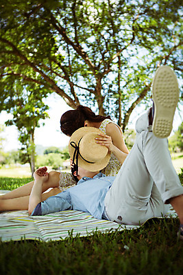 포토 JPG 주간 해외기획촬영 모자 라이프스타일 커플 공원 여자 남자 행복 여유 커플라이프 여행 데이트 모션 휴식 함께함 사랑 들기 사람 앉기 동양인 잔디 20대 성인 야외 두명 옆모습 눕기 다정 한국인 가림 돗자리 다리들기 2015년태국 청년만 성인만 국내포토 자연요소 식물 잡화 공공시설 감정 뷰포인트 컨셉 관계 인종 청년 생활 파일형식