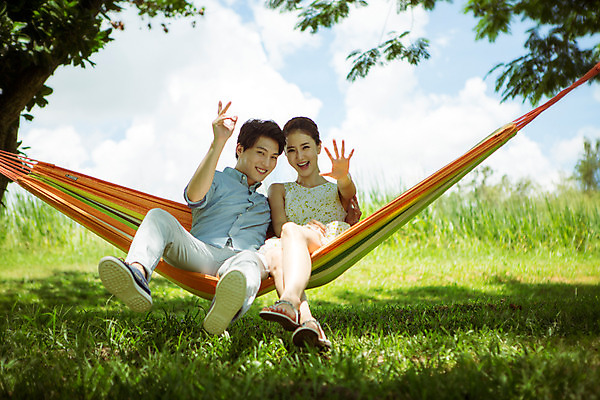 포토 JPG 주간 전신 해외기획촬영 라이프스타일 커플 공원 여자 남자 행복 여유 커플라이프 여행 데이트 모션 휴식 함께함 사랑 미소 사람 앉기 동양인 손짓 잔디 20대 성인 야외 두명 앞모습 다정 한국인 손인사 해먹 2015년태국 청년만 성인만 국내포토 자연요소 식물 공공시설 감정 뷰포인트 컨셉 관계 표정 인종 청년 생활 침대 인사 파일형식