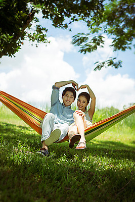 포토 JPG 주간 전신 해외기획촬영 라이프스타일 커플 공원 여자 남자 행복 여유 커플라이프 여행 데이트 모션 휴식 함께함 사랑 미소 사람 앉기 동양인 손짓 잔디 20대 성인 야외 두명 앞모습 다정 한국인 하트 해먹 2015년태국 청년만 성인만 국내포토 자연요소 모양 식물 공공시설 감정 뷰포인트 컨셉 관계 표정 인종 청년 생활 침대 파일형식