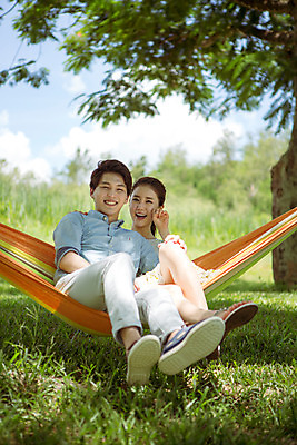 포토 JPG 주간 전신 식물 해외기획촬영 라이프스타일 커플 공원 여자 남자 행복 여유 커플라이프 여행 데이트 모션 휴식 함께함 사랑 미소 사람 앉기 동양인 손짓 잔디 20대 성인 야외 두명 앞모습 다정 한국인 해먹 2015년태국 청년만 성인만 국내포토 자연요소 공공시설 감정 뷰포인트 컨셉 관계 표정 인종 청년 생활 침대 파일형식