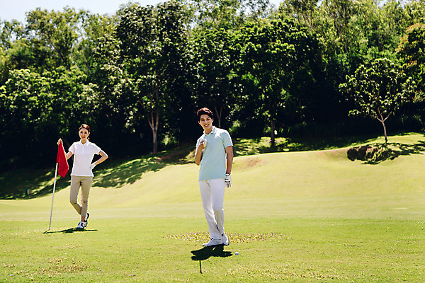 포토 JPG 주간 전신 나무 식물 해외기획촬영 라이프스타일 커플 여자 남자 스포츠 커플라이프 골프 모션 골프장 필드 서기 미소 들기 사람 동양인 잔디 20대 성인 야외 두명 앞모습 한국인 깃발 2015년태국 청년만 성인만 국내포토 자연요소 뷰포인트 스포츠시설 관계 표정 인종 청년 생활 구기 파일형식