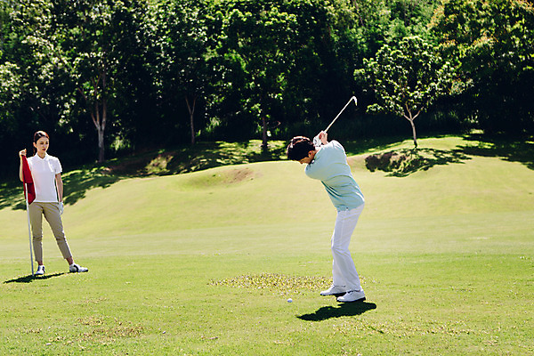 포토 JPG 주간 전신 해외기획촬영 라이프스타일 커플 여자 남자 스포츠 커플라이프 골프 모션 골프장 필드 골프공 서기 들기 사람 동양인 잔디 20대 성인 야외 두명 앞모습 옆모습 골프채 한국인 깃발 2015년태국 청년만 성인만 국내포토 자연요소 식물 뷰포인트 공 스포츠시설 관계 골프용품 인종 청년 생활 구기 파일형식