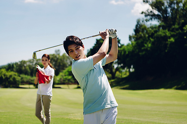 포토 JPG 주간 해외기획촬영 라이프스타일 커플 여자 남자 스포츠 커플라이프 골프 모션 골프장 필드 서기 미소 들기 사람 동양인 잔디 상반신 20대 성인 야외 두명 앞모습 골프채 한국인 깃발 2015년태국 청년만 성인만 국내포토 자연요소 식물 뷰포인트 스포츠시설 관계 골프용품 표정 인종 청년 생활 구기 파일형식