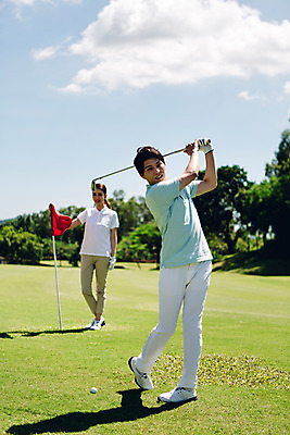 포토 JPG 주간 전신 구름 해외기획촬영 라이프스타일 커플 여자 남자 스포츠 커플라이프 골프 모션 골프장 필드 하늘 골프공 서기 미소 들기 사람 동양인 잔디 20대 성인 야외 두명 앞모습 골프채 한국인 깃발 2015년태국 청년만 성인만 국내포토 자연요소 식물 뷰포인트 공 스포츠시설 관계 골프용품 표정 인종 청년 생활 구기 파일형식